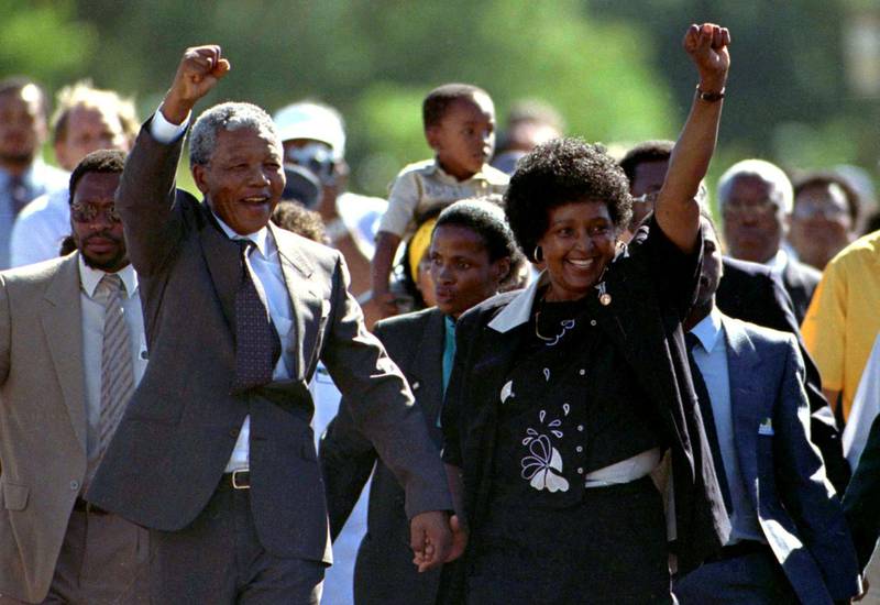 Winnie hånd i hånd med Nelson Mandela da han ble sluppet fri 11. februar 1990 etter 27 år i fengsel. To år senere ble de separert.