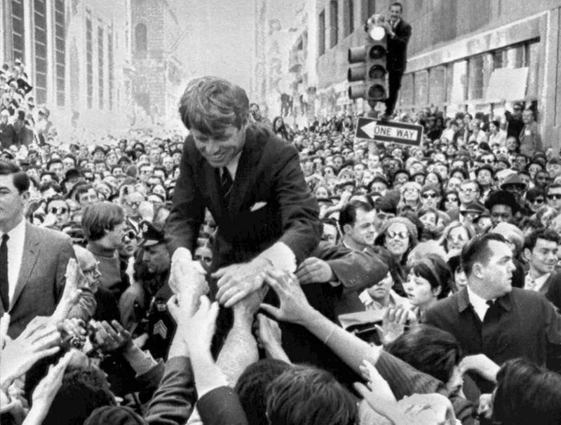 Bobby Kennedy driver valgkamp i en av Philadephias gater våren 1968.