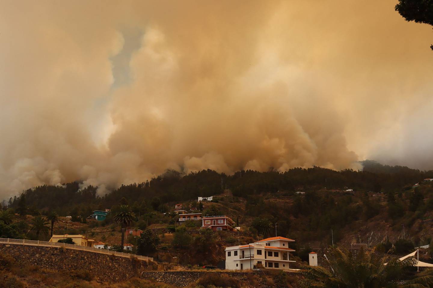 Røyk stiger fra en skogbrann på den spanske øya Palma.
