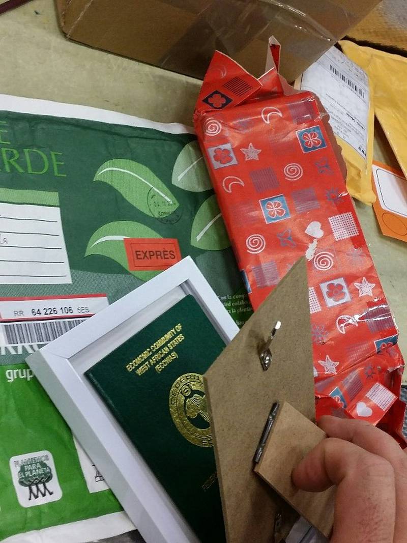 Det smugles mye rart igjennom tollen. Her har noen gjemt et pass i en bilderamme, som var innpakket i gavepapir. Foto: Tollregionen Vest-Norge