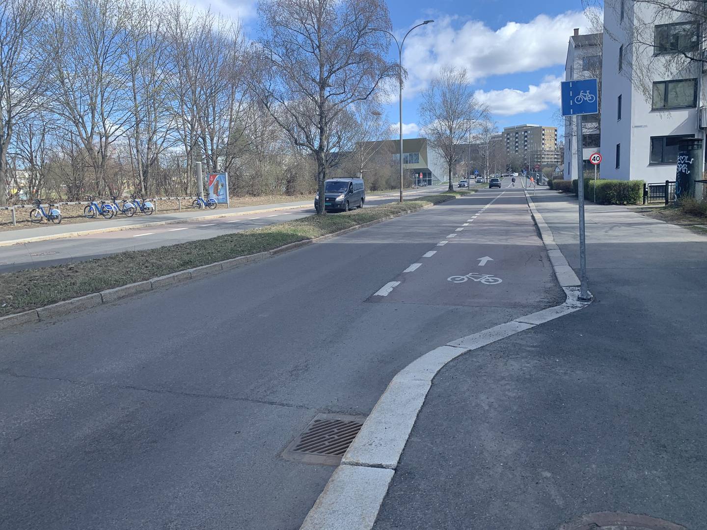 I Stavangergata er parkeringsplassene byttet ut med sykkelsti.