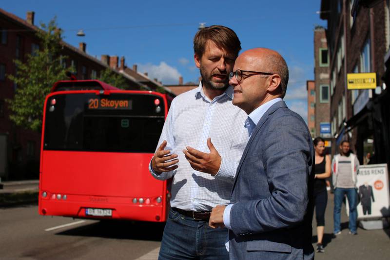 Trikk er ut, mener Høyre-politikerne Eirik Lae Solberg (t.v.) og Vidar Helgesen. De vil heller ha selvkjørende buss langs ring 2, som her på Carl Berners plass.