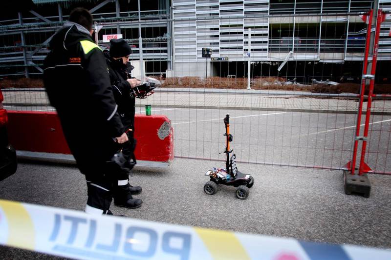 Kriminalteknisk dokumenterer brannåstedet ved hjelp av en mekanisk bil med kamera. De får hjelp av Nordic Unmanned.