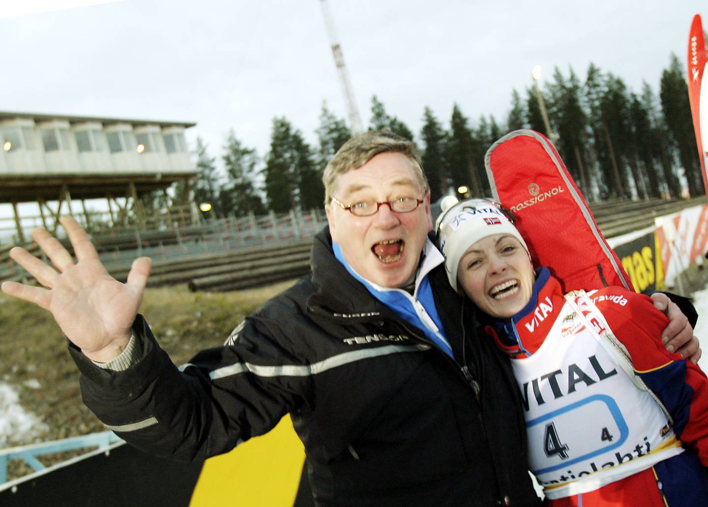 Jacob Lund sammen med skiskytter Liv Grete Skjelbreid etter VM-stafetten i Kontiolahti i 2003.