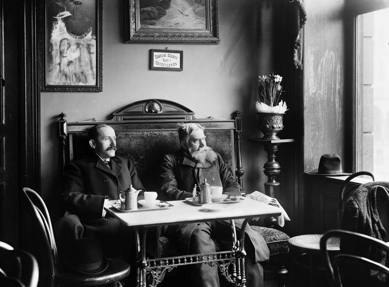 To menn drikker kaffe på avholdskafeen Novilla på Youngstorget 5 en tid mellom 1910 og 1920.