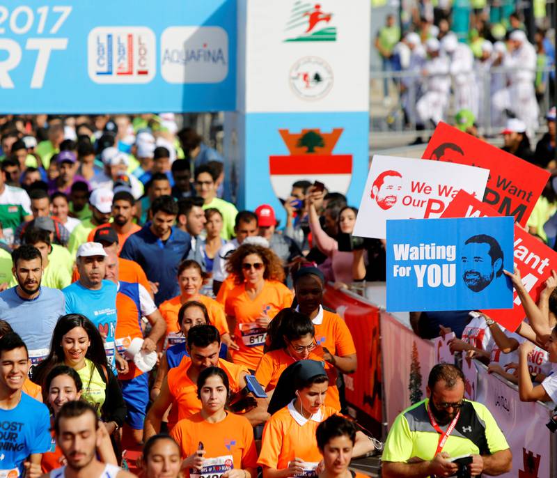 Under maraton i Beirut i helgen holdt mange opp plakater i støtte for den avgåtte statsminister Saad Hariri.  Mye fokus er nå på Libanon, der Saudi-Arabia og andre land har bedt sine borgere forlate landet. Men det er Saudi-Arabia som er i fare, mener libanesisk forsker.