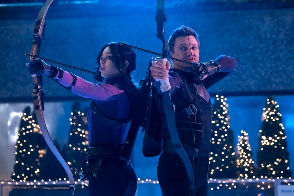 Gamle Hawkeye (Jeremy Renner) får selskap av etterfølgeren sin Kate Bishop (Hailee Steinfeld) i Marvel-serien som er like mye julefilm som den er superhelteventyr.