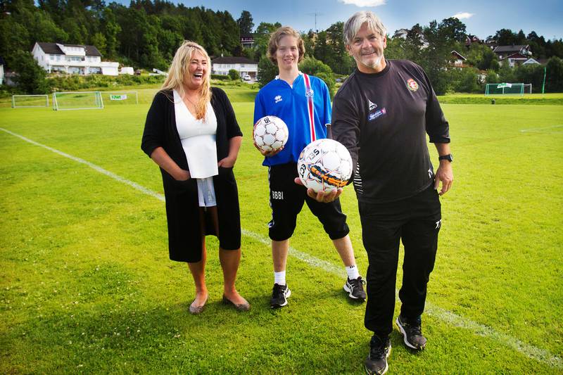 Glad-familien: Asdis Olafsdottir, Teitur Thordarsson, og barnebarnet Baldur Benedict Bårdsson Indrevoll gleder seg til morgendagens fotballkamp, der Island skal slå Frankrike.