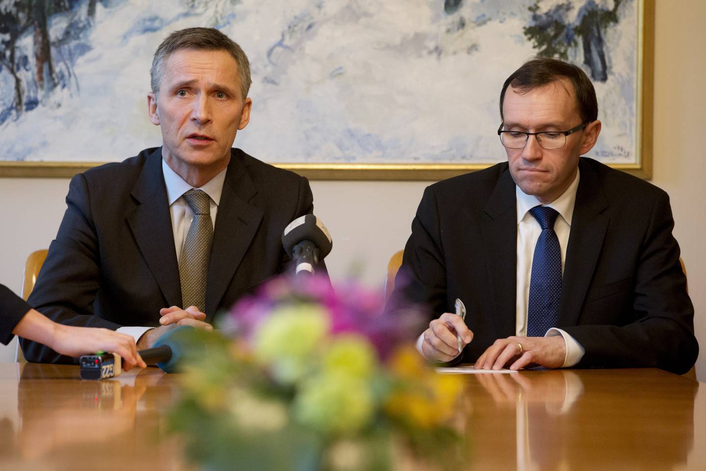 Statsminister Jens Stoltenberg (t.v.) og utenriksminister Espen Barth Eide