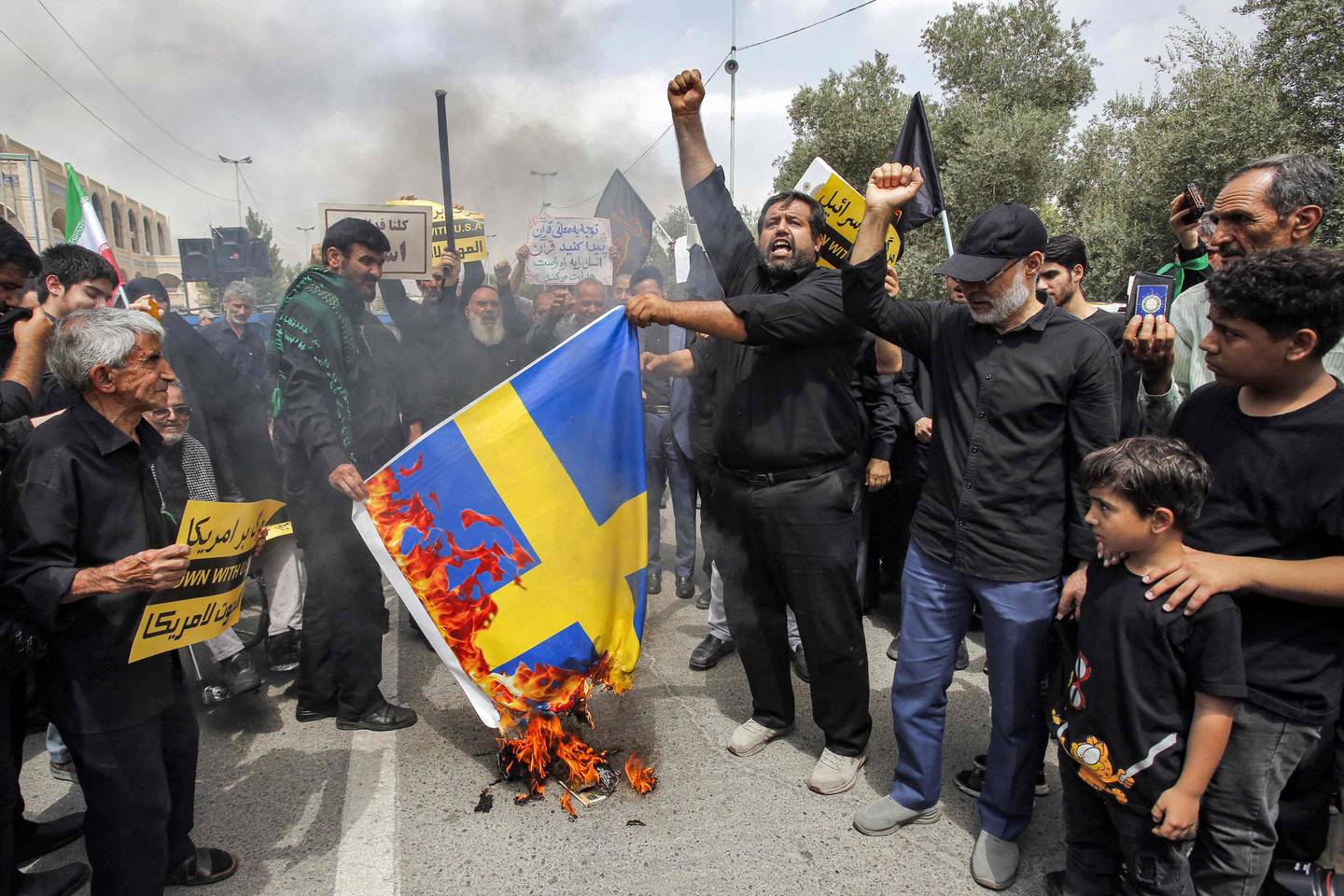 Demonstranter i Teheran brant i juli det svenske flagget i protest mot koranbrenningene.