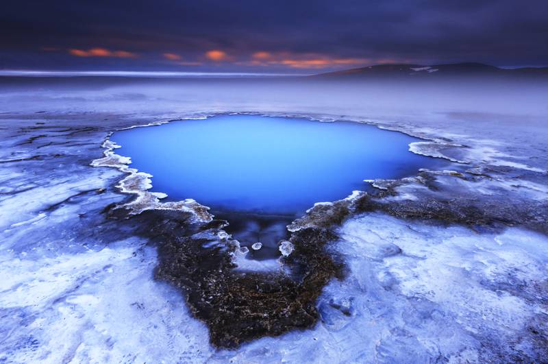 Du skal ikke gå mange hundre meter fra den semikunstige turistpytten Den blå lagune på Reykjanæs for å finne dine private, helt virkelige silisiumlaguner.