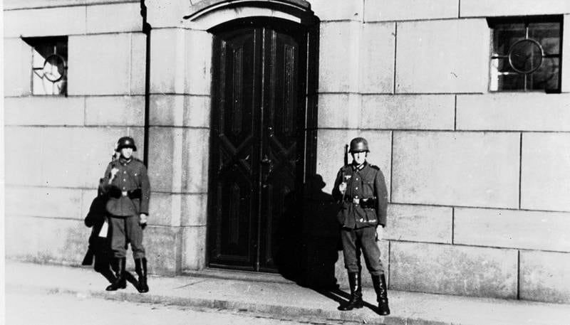 Tyske soldater står vakt utenfor Stortinget de første dagene etter okkupasjonen i 1940. FOTO: NTB SCANPIX