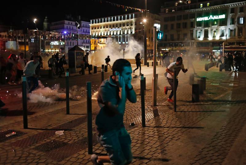 Politiet bruker tåregass i Marseille sentrum etter kampen og folk flykter unna.