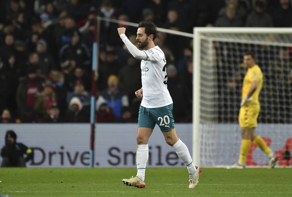 Bernardo Silva jubler etter å ha scoret det som ble vinnermålet for Manchester City i bortekampen mot Aston Villa. Foto: Rui Vieira, AP / NTB