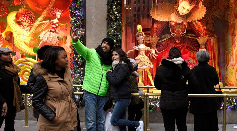 New York: Publikum strømmer til for å se avdukingen av årets julevinduer hos Saks på Manhattan.
