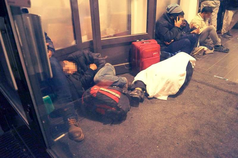 Asylsøkere forsøker sove mens de venter på å få registrere seg inne i PUs lokaler. FOTO: Nattevaktene på Tøyen