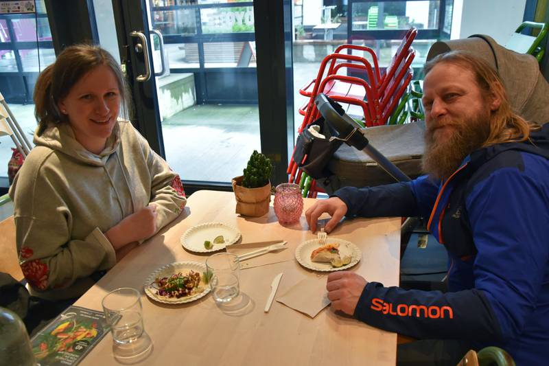 Agnes Dajczr og Wojciech Podobinski testet maten på Coyote Tacos for første gang under 100-ugå. Foto: Arne Birkemo