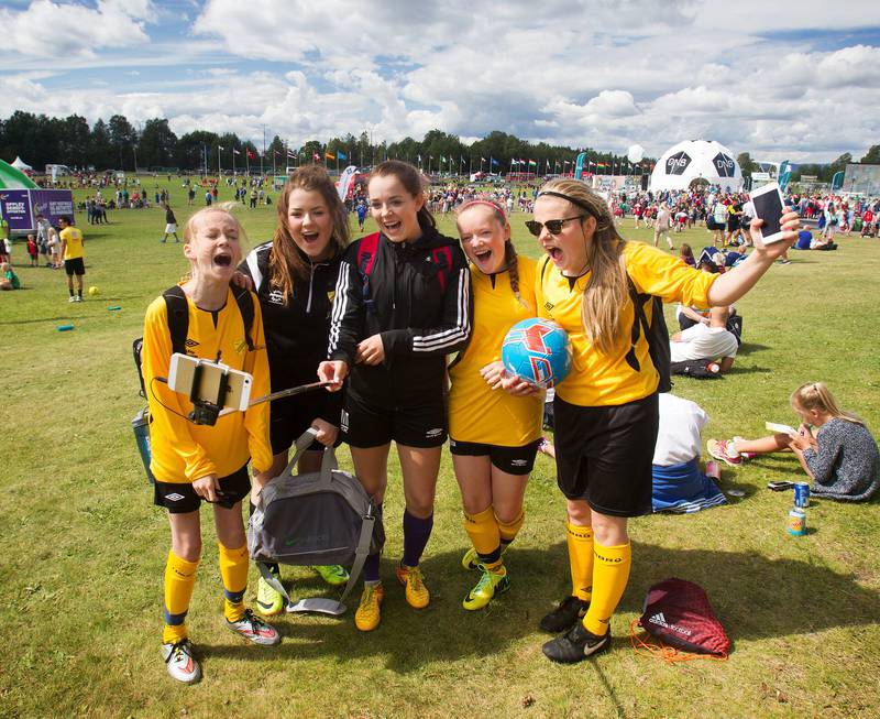 Selfiestang er tingen under Norway Cup i år. Marie (13), Jane (16), Ida (16), Isabel (14) og Solveig (14) tar en selfie med Ekebergsletta i bakgrunnen. FOTO: ARNE OVE BERGO