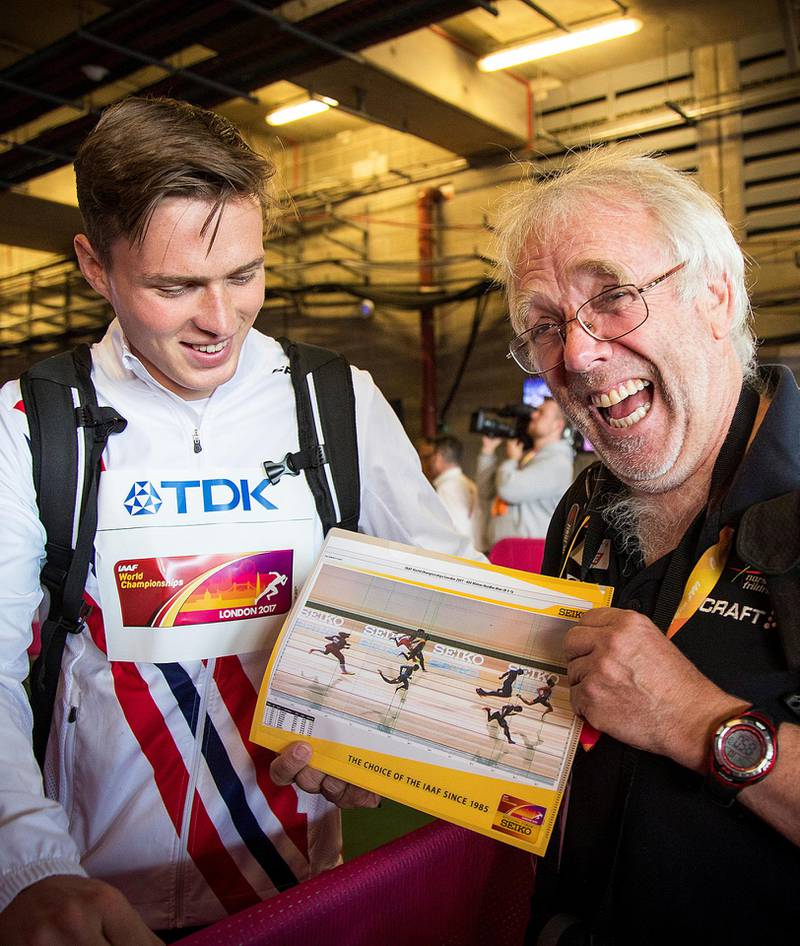 Verdensmester: Trener Leif Olav Alnes viser Karsten Warholm ett målfoto etter den historiske seieren på 400 meter hekk i London. FOTO: HEIKO JUNGE