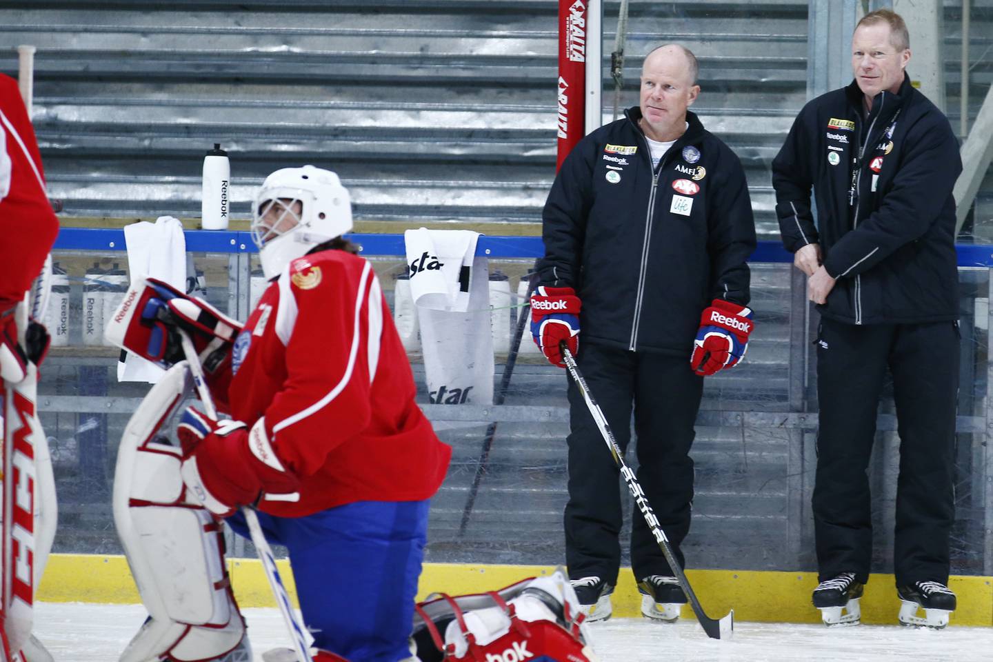 Knut Jørgen Stubdal (i midten) har lang fartstid som ishockeytrener, blant annet fra det norske landslaget sammen med Roy Johansen (til høyre). Der ga han seg for fem år siden. Jobben i MS er den første siden den gang.