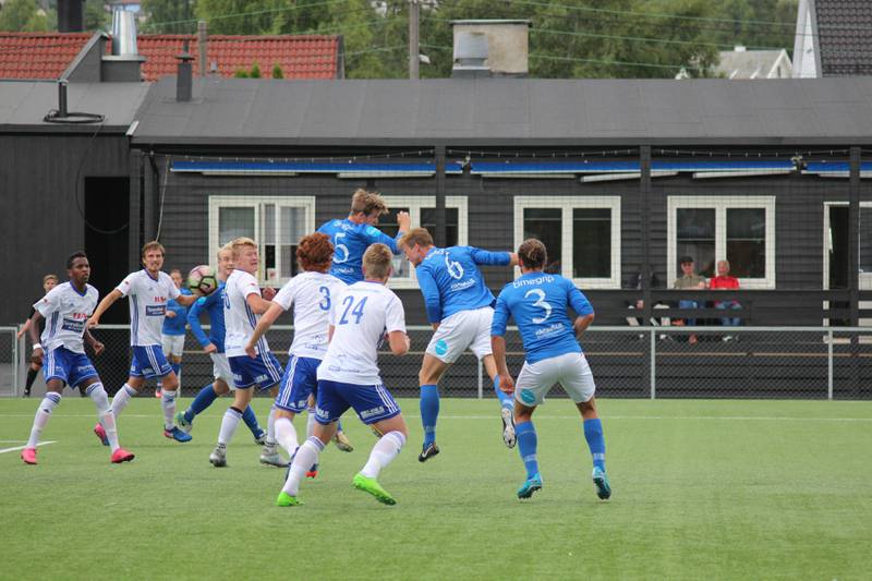 Espen Bjørnsen Garnås (6) stanger Kjelsås i føringen etter seks minutters spill.