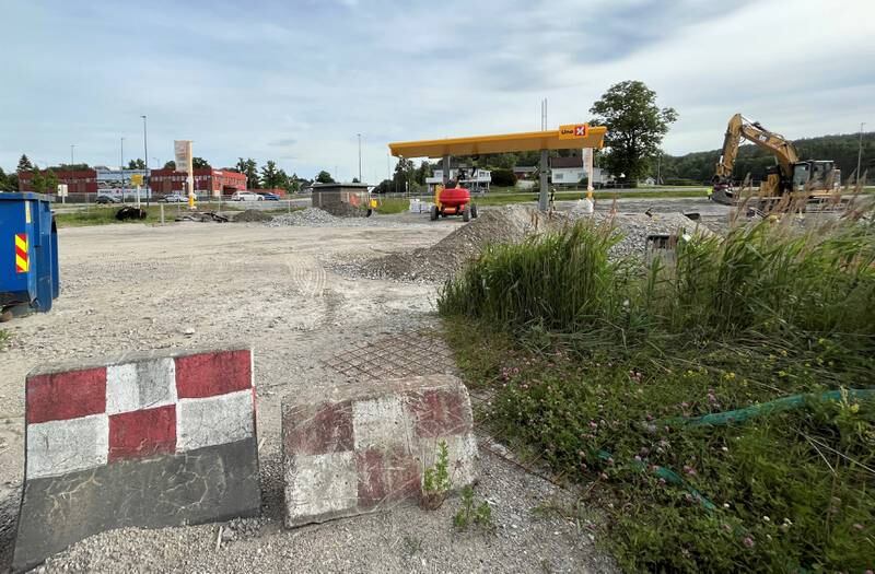 Automatkjeden Uno X planlegger åpning av sin bensinstasjon nummer fem i Fredrikstad her på Ørebekk i midten av august. Noe senere håper de å åpne den sjette i rekken – i St. Croix-krysset.