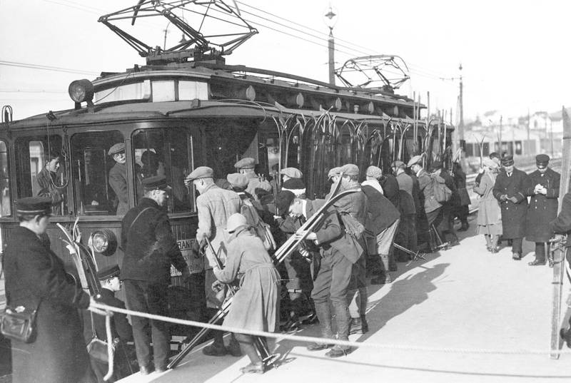 Utfartsdag på Majorstua stasjon, ski festet på trikken tilhørende Holmenkollbanen ca. 1920. 