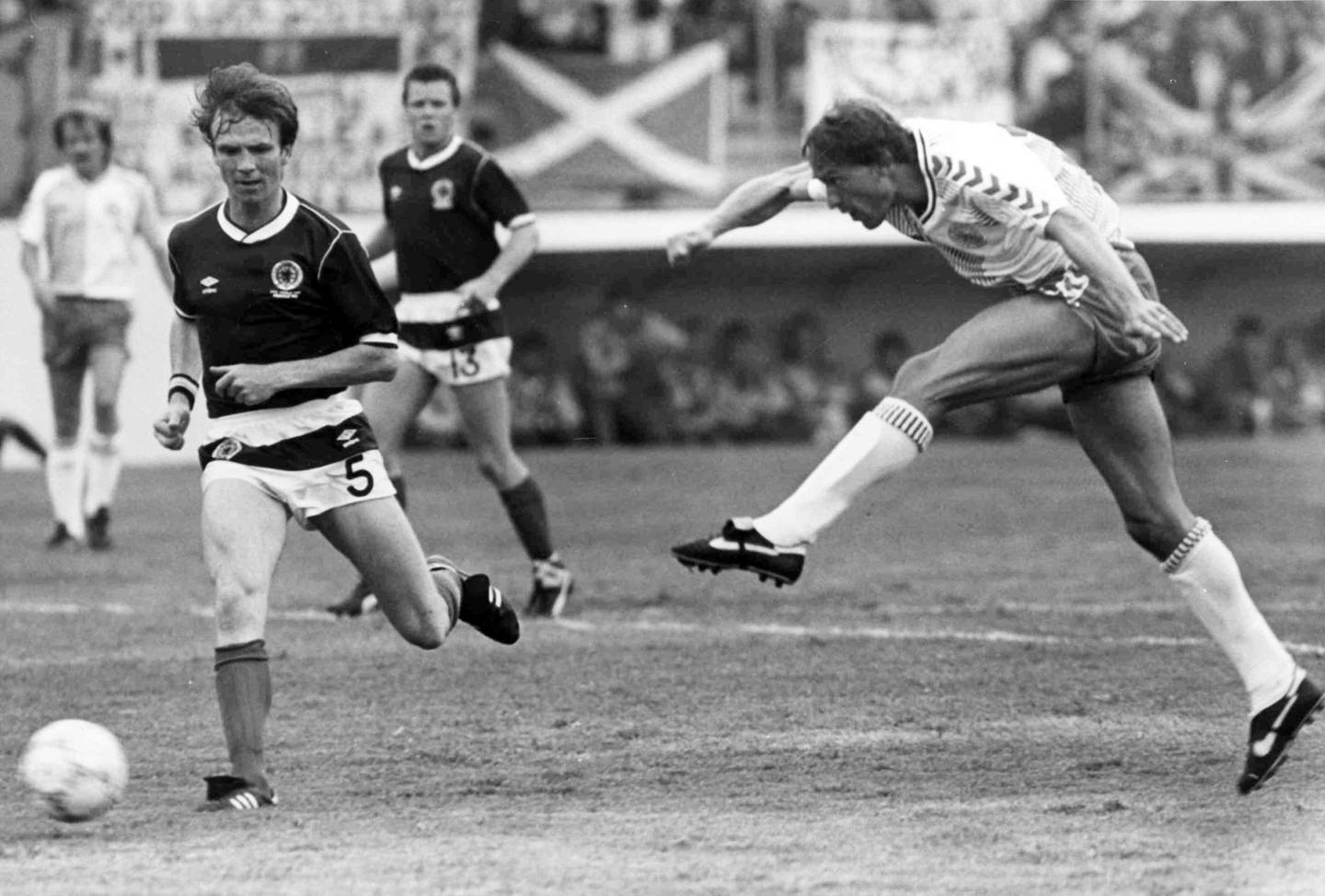 Preben Elkjær i aksjon mot Skottland i VM i Mexico i 1986.  Foto: