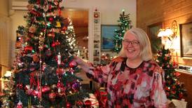 Julekulesamler Elisabeth har huset fullt av juletrær:  – Det handler om å spre glede!