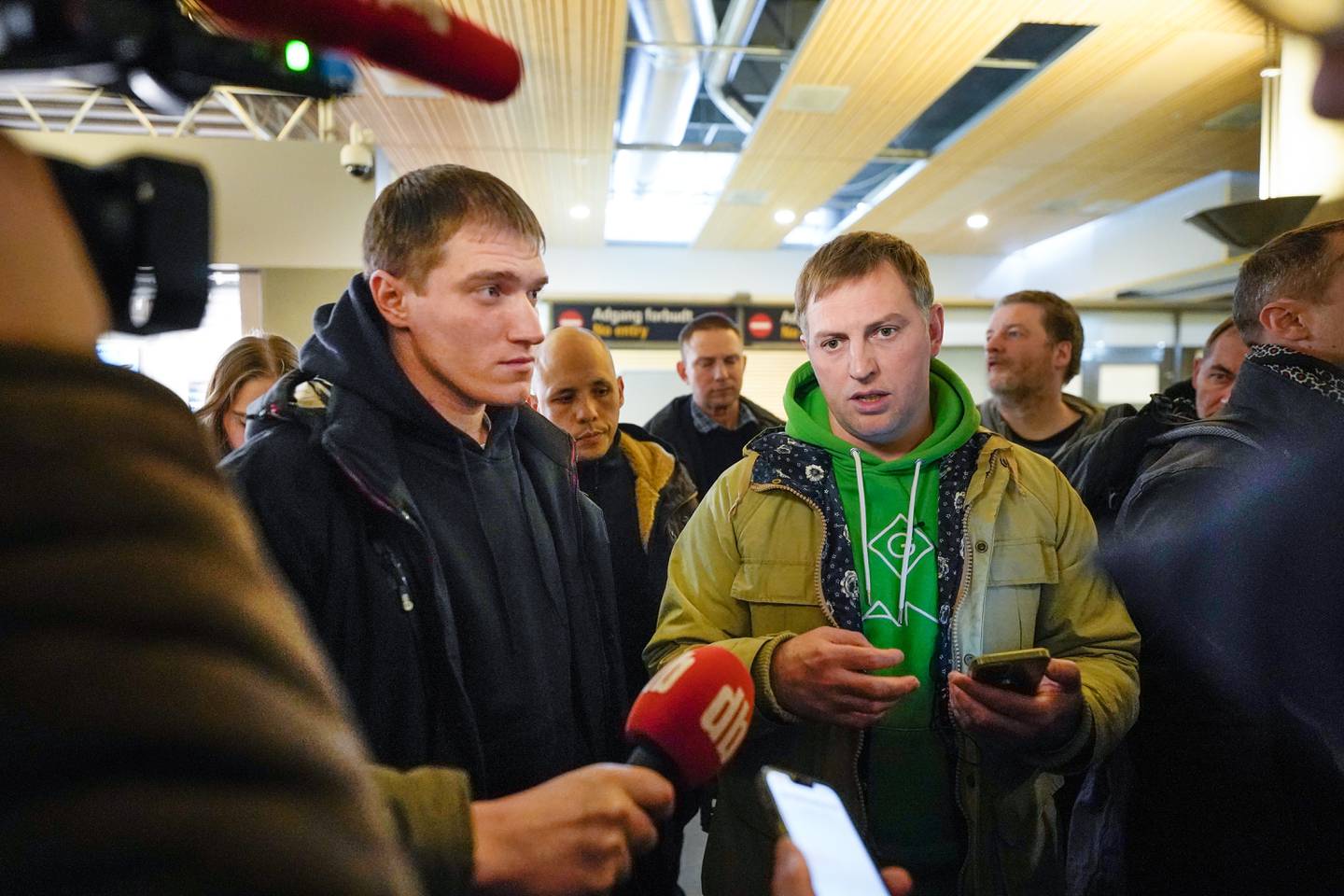 Den antatte Wagner-avhopperen Andrej Medvedev (til venstre) med den russiske menneskerettsaktivisten Vladimir Osetsjkin.