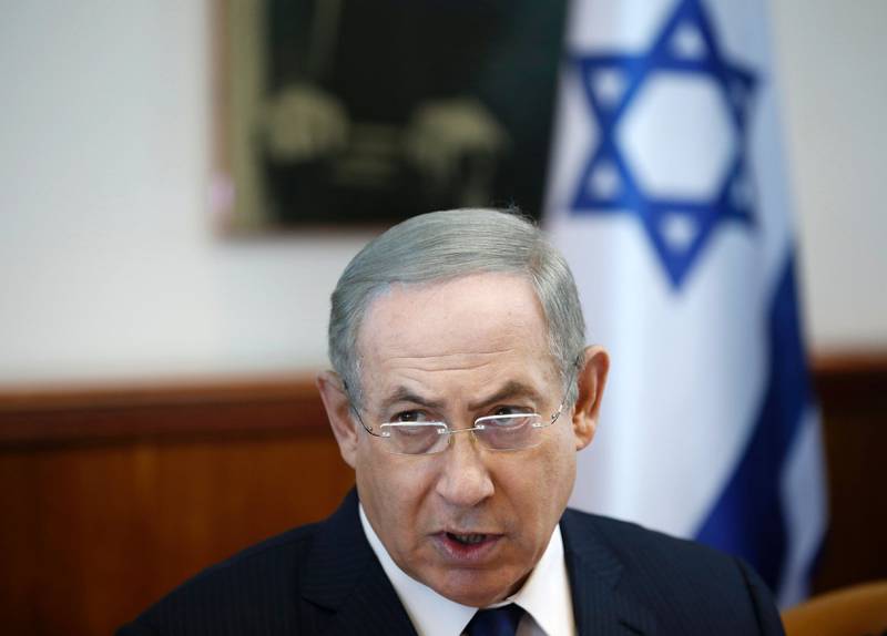 Statsminister Benjamin Netanyahu er i hardt vær i flere saker. Det dreier seg blant annet om ubåtkjøp, storpolitikk og milliardkontrakter.