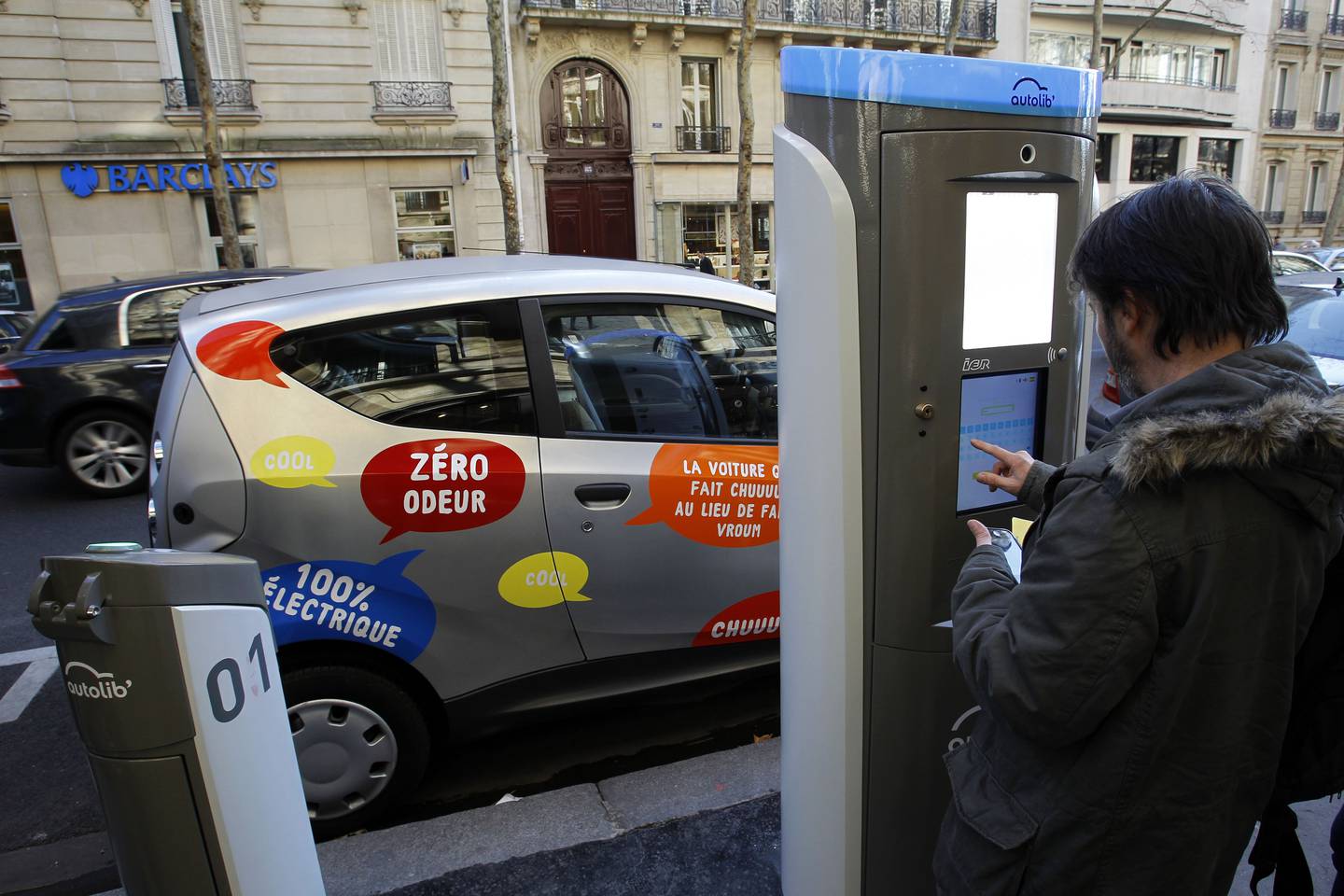 Frankrike har alene om lag 120.000 ladepunkter nå, Ifølge ny rapport. Bildet viser en ladestasjon ved en parkeringsplass forbeholdt elektriske bildelingsbiler i Paris.