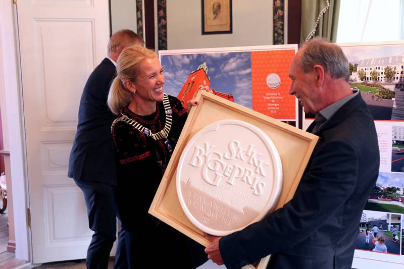 Stavanger-ordfører Christine Sagen Helgø (H) deler ut Byggeskikkprisen 2016 til Hallvard Nordahl, prosjektdirektør i OBOS. Foto: Arne Birkemo