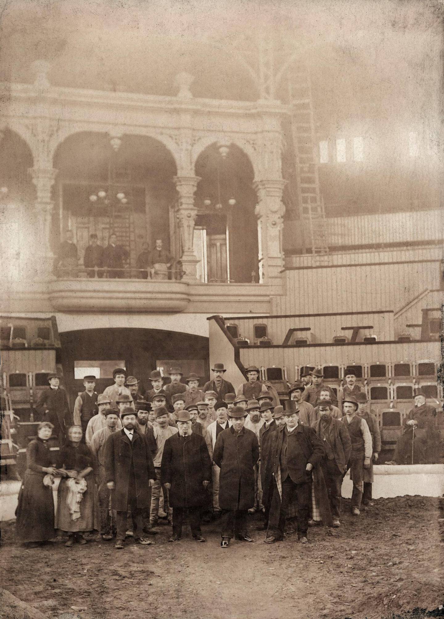 Det var 32 meter høyt under taket i Cirkus-kuppelen. Folk og interiør fotografert cirka 1900. FOTO: UKJENT PERSON/OSLO MUSEUM