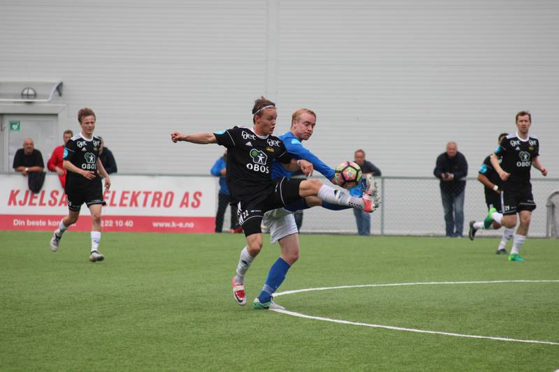 Kjelsås' målscorer Magnus Aasarød i en av mange dueller med Skeids Henning Tønsberg Andresen