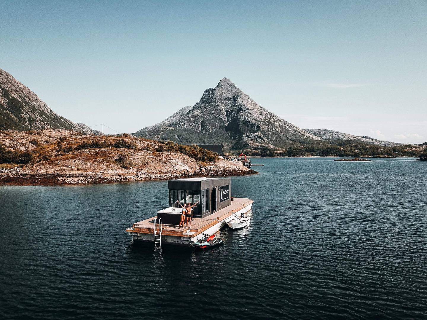 Flytt inn i din egen, flytende husbåt på Helgekandskysten!