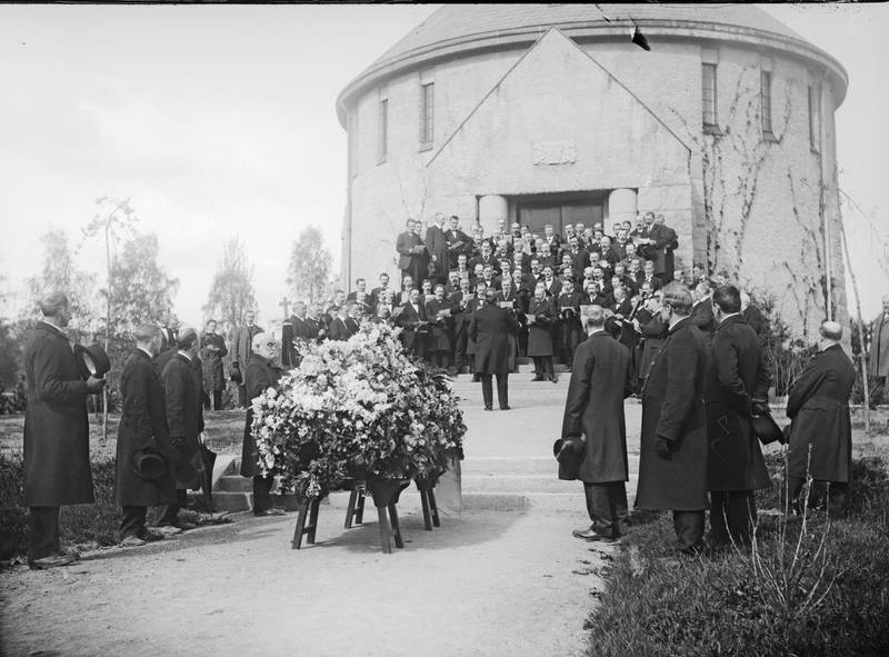 Et mannssangkor synger i begravelse av ukjent person utenfor krematoriet i Vestre gravlund en gang før 1925.