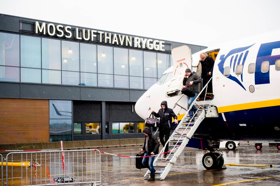 Rygge  20160208.
Passasjerer går ut av et fly fra Ryanair av typen Boeing 737-800 på Moss lufthavn Rygge mandag 8. februar 2016.
Foto: Jon Olav Nesvold / NTB