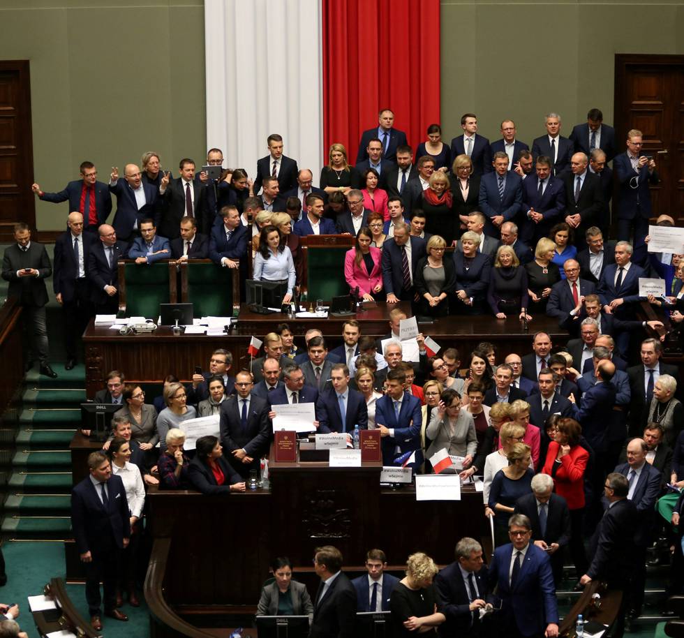 16. DESEMBER 2016: Opposisjonen i Sejmen har okkupert talerstolen i protest mot utestengelsen av parlamentsmedlemmet Michal Szczerba. FOTO: SLAWOMIR KAMINSKI/NTB SCANPIX