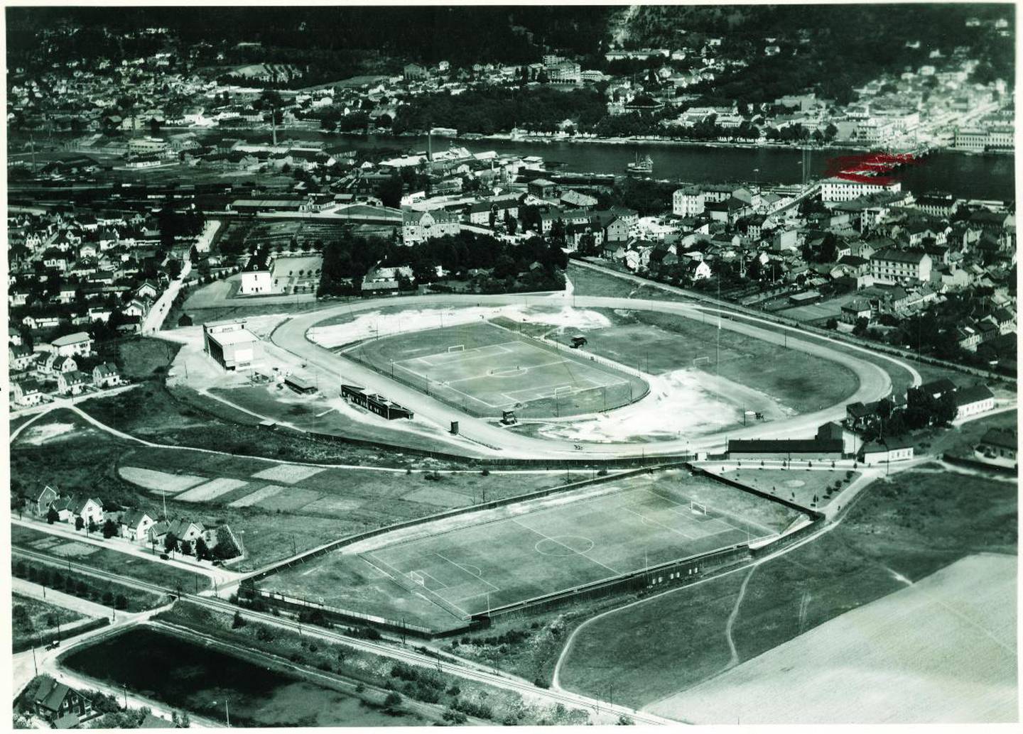 Marienlyst idrettspark sett fra lufta i cirka år 1936, med den store travbanen på utsiden av det vi fremdeles kjenner som friidrettsbane den dag i dag.