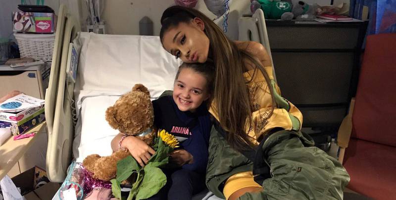 Ariana Grande møter sin unge tilhenger Lily Harrison på Royal Manchester Children’s Hospital, før konserten. FOTO: MANCHESTER EVENING NEWS/NTB SCANPIX