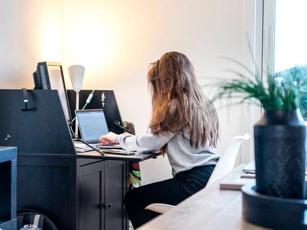 Studie: Flere sliter med å balansere jobb og privatliv på hjemmekontor