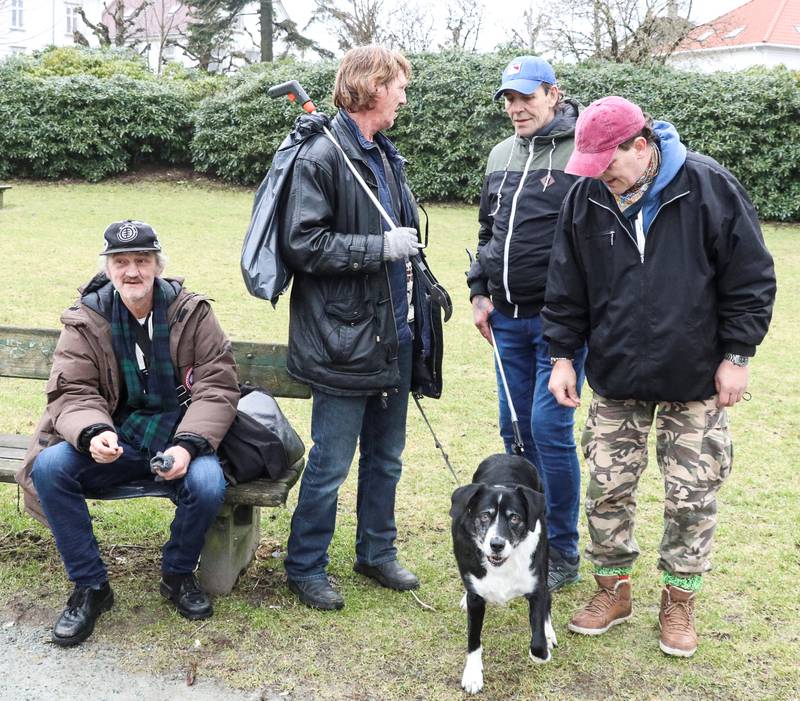 Darius Jan Jederzejcyk, Kjetil Andersen, Ernst Tore Selback og Jan Egil Selback er glad for at hunden Bella er med. Foto: Stella Marie Brevik