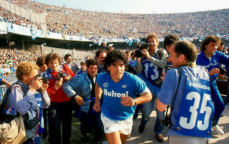 Uansett hvor han er, vil det være kaos eller trøbbel, sier Asif Kapadia om Diego Maradona, her på San Paolo stadion i Napoli i en scene fra filmen «Diego Maradona» som får norsk premiere under Oslo Pix neste uke, før ordinær kinopremiere 7. juli.