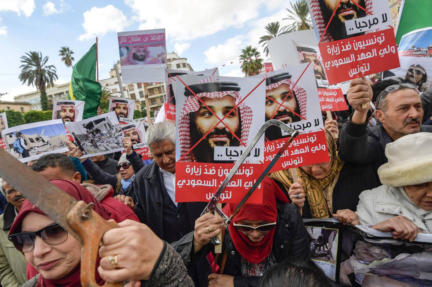 PROTESTER: Bin Salman ble møtt med protester i Tunisia tidligere denne uka. FOTO: NTB SCANPIX