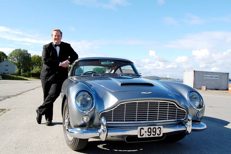 SVs gruppeleder Eirik Faret Sakariassen kjørte Bond-bil i stil, eller han satt i hvert fall på i Bond-bil med stil.