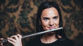 Fløytist Rose skaper musikk der og da – som aldri blir gjentatt