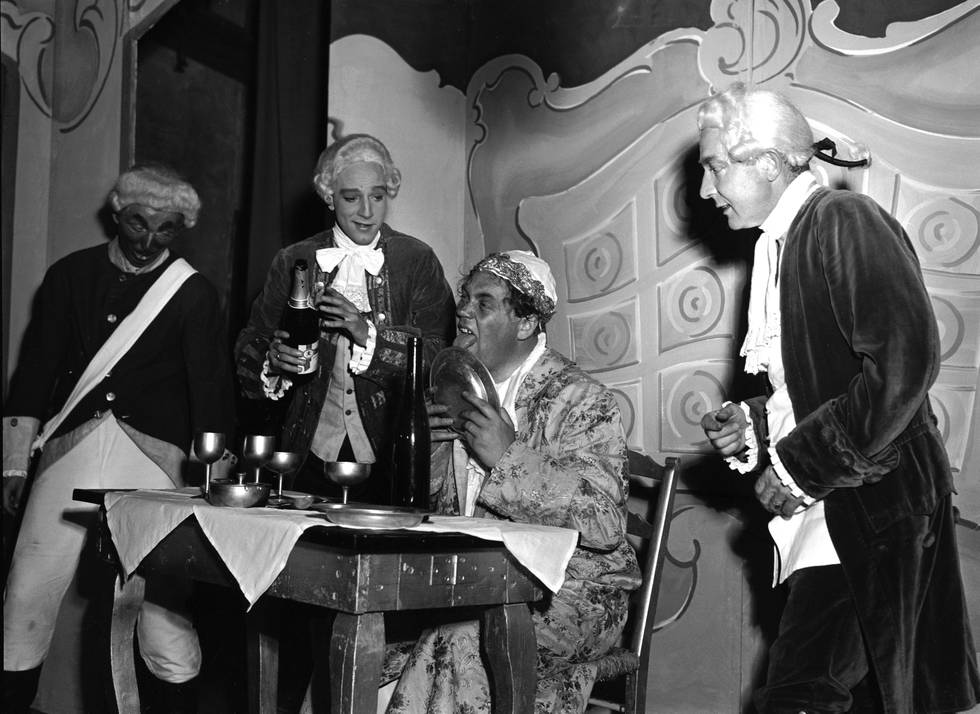 Riksteateret la i 1950 ut på turnè med  "Jeppe på Bjerget" av Ludvig Holberg. Her har Jeppe (alias Ingolf Rogde) fått på seg baronens klær, men det skorter litt på manerene, der han avslutter måltidet ved å slikke tallerkenen! 