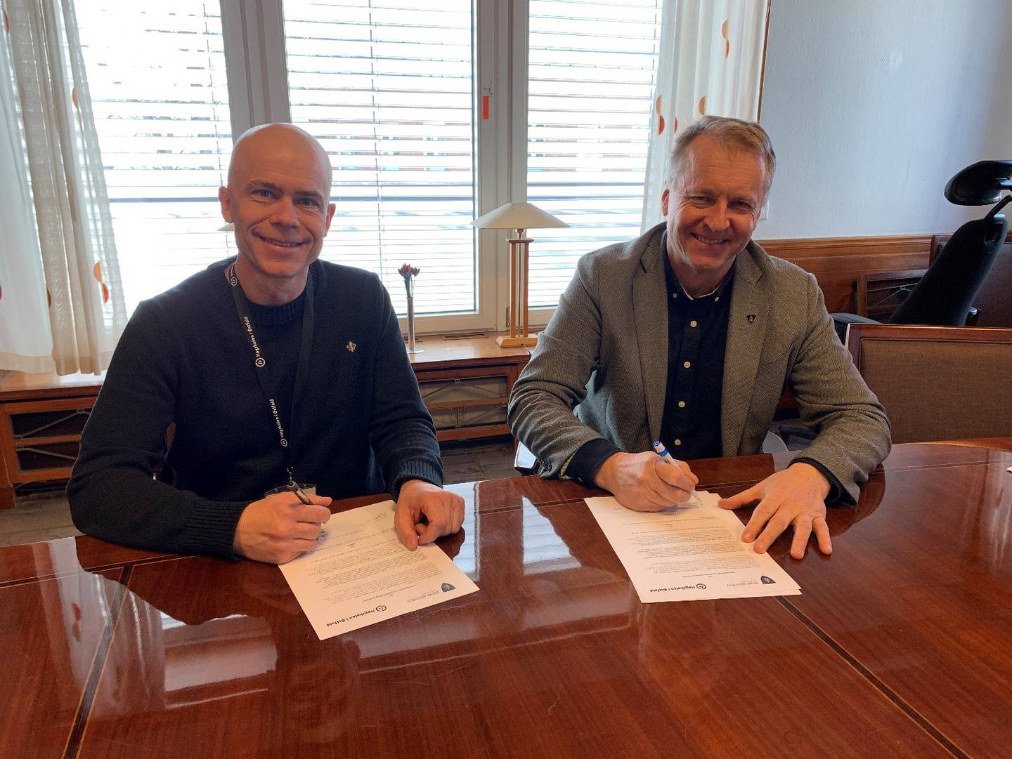 Rektor Lars-Petter Jelsness-Jørgensen ved HiØ og regionrådsleder og ordfører i Indre Østfold kommune, Saxe Frøshaug har signert samarbeidsavtalen om oppstart av bachelorutdanning i sykepleie i Mysen.