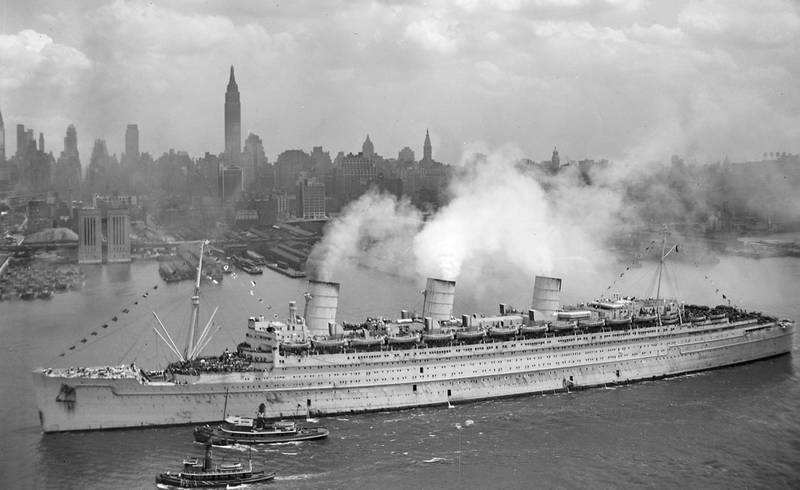 Det britiske luksusskipet «Queen Mary» ankommer New York 20. juni 1945, med mange tusen amerikanske soldater om bord. Ett år tidligere var skipet lastet med tyske krigsfanger – og en gjeng økonomer.